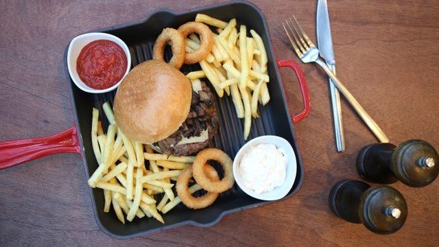 Peynirli ve Mantarlı Hamburger