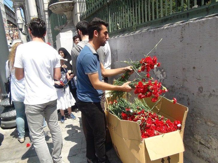 Srebrenitsa Katliamında Hayatını Kaybedenler İçin Taksim’de 8 Bin 372 Karanfil Dağıttılar G1