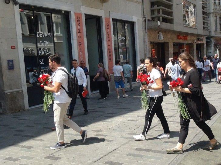 Srebrenitsa Katliamında Hayatını Kaybedenler İçin Taksim’de 8 Bin 372 Karanfil Dağıttılar G2