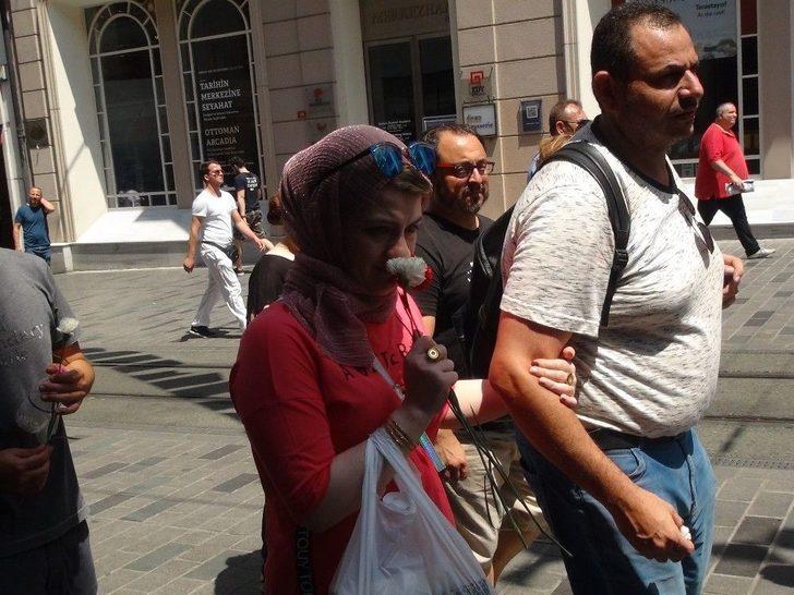 Srebrenitsa Katliamında Hayatını Kaybedenler İçin Taksim’de 8 Bin 372 Karanfil Dağıttılar G3