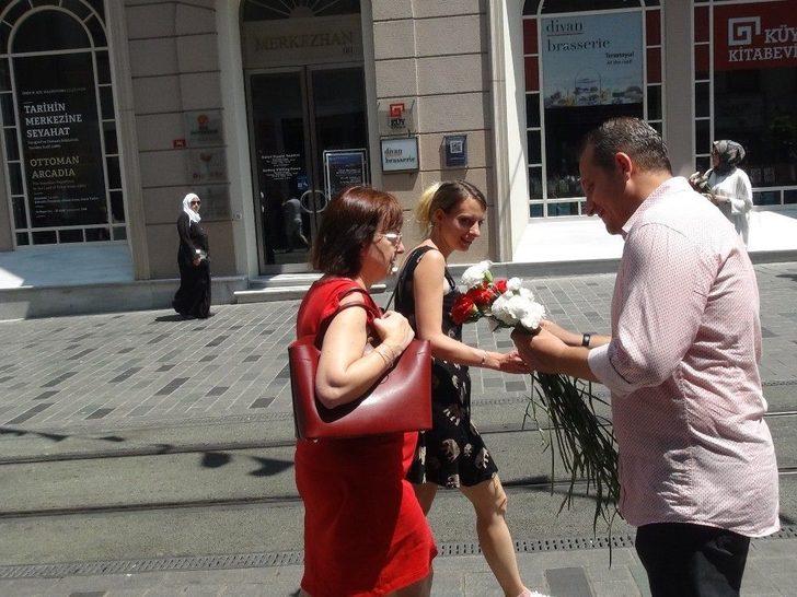 Srebrenitsa Katliamında Hayatını Kaybedenler İçin Taksim’de 8 Bin 372 Karanfil Dağıttılar G4