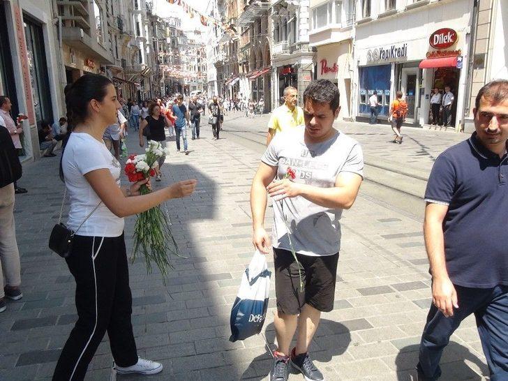Srebrenitsa Katliamında Hayatını Kaybedenler İçin Taksim’de 8 Bin 372 Karanfil Dağıttılar G5