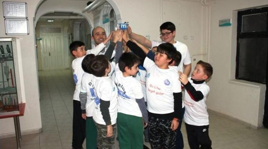 Diriliş Robot Takımı "en Yenilik&ccedil;i &Ccedil;&ouml;z&uuml;m" &Ouml;d&uuml;l&uuml;n&uuml; Layık G&ouml;r&uuml;ld&uuml;