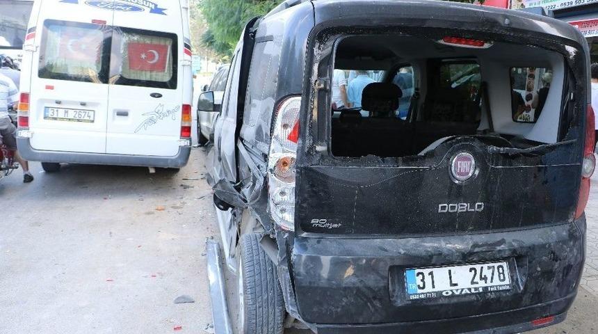 Dolmuş Park Halindeki Ara&ccedil;lara &Ccedil;arptı