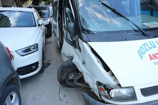 Dolmuş Park Halindeki Ara&ccedil;lara &Ccedil;arptı 1