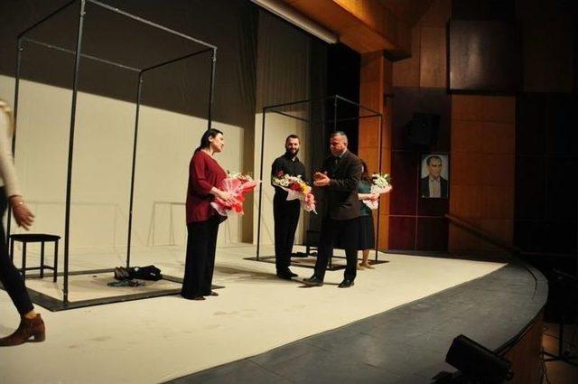 Tunceli’de "dış Ses" Oyunu Sahnelendi 2