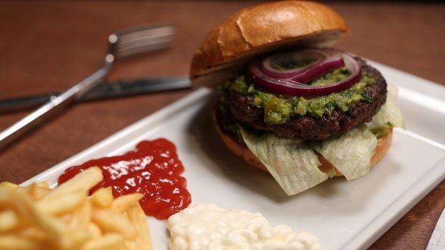 Ev Yapımı Steakhouse Hamburger