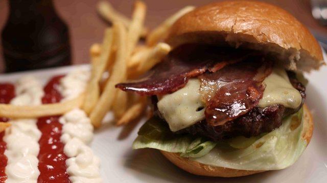 Kaşarlı ve Pastırmalı Hamburger