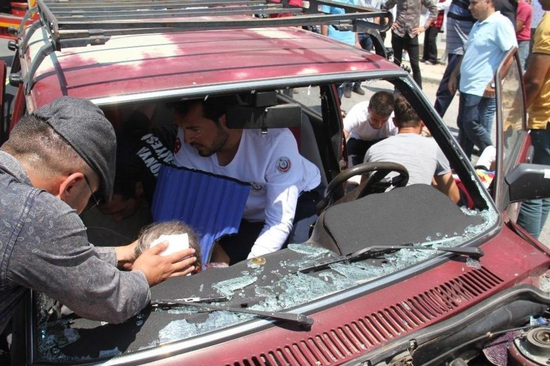 Konya&rsquo;da İki Otomobil &Ccedil;arpıştı: 4 Yaralı