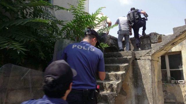 Bunalıma Giren Şahıs Dehşet Saçtı, Polise Satırla Direndi