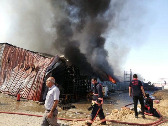 Malatya’da Bir Ambalaj Fabrikasında Yangın Çıktı. Bölgeye Çok Sayıda İtfaiye Ekibi Sevk Edildi.