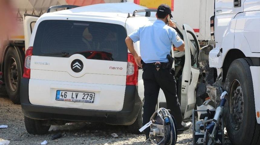 Hafif Ticari Araç Tıra Çarptı: 2 Ölü, 2 Yaralı