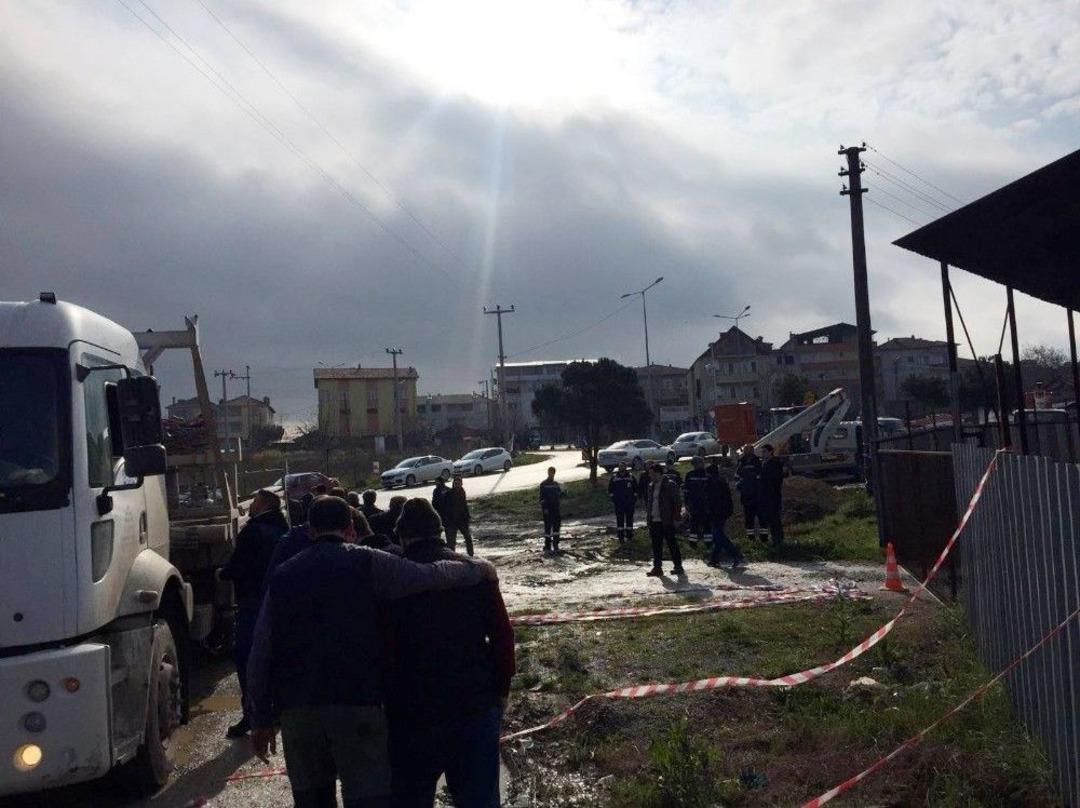 Sanayi B&ouml;lgesinin İstinat Duvarı B&uuml;y&uuml;k Bir G&uuml;r&uuml;lt&uuml;yle &Ccedil;&ouml;kt&uuml;