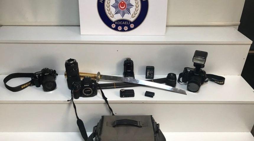 Fotoğraf&ccedil;ıyı Soyan Hırsızlar &Ccedil;aldıkları Makineleri Satarken Yakalandı
