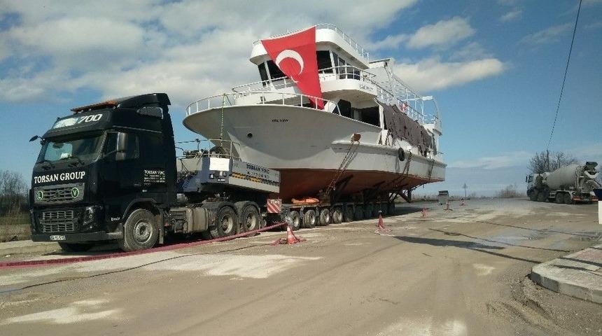 Gezi Teknesi Elektrik Telleri Engeline Takıldı