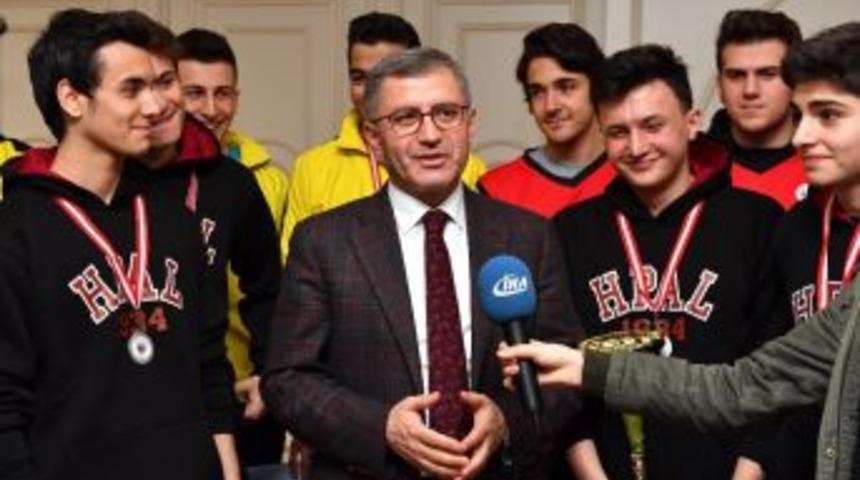 &Uuml;sk&uuml;darlı Şampiyonlardan &Ouml;rnek Davranış