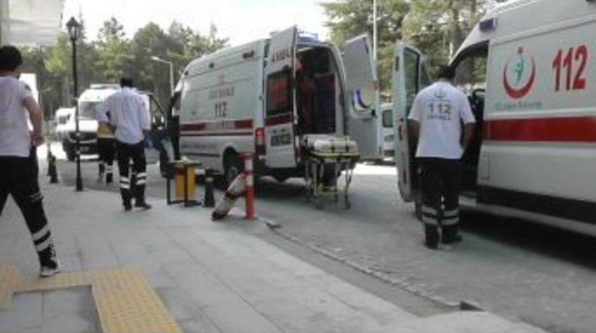 Konya’da Otomobil Bariyerlere Çarptı: 5 Yaralı