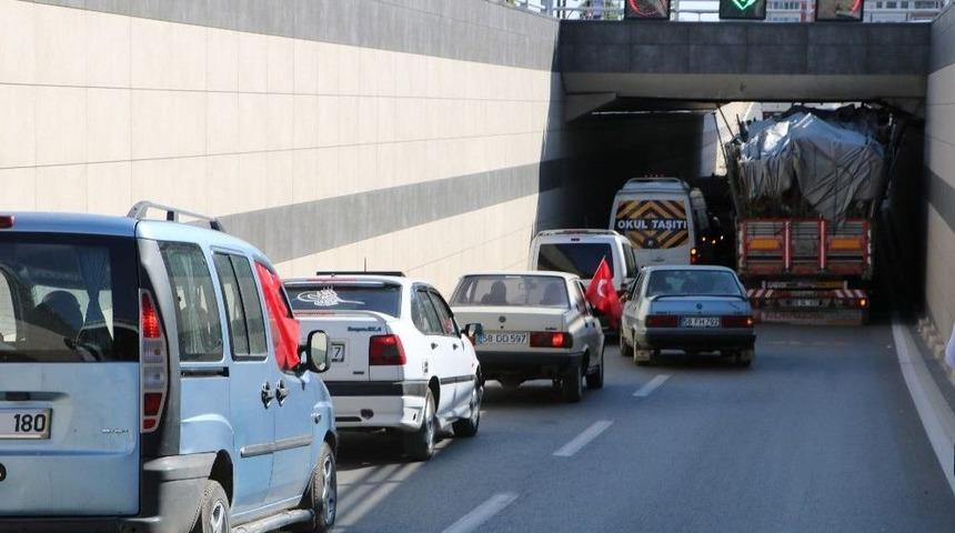 Hurda Y&uuml;kl&uuml; Tır Alt Ge&ccedil;itte Sıkıştı