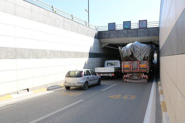 Hurda Yüklü Tır Alt Geçitte Sıkıştı