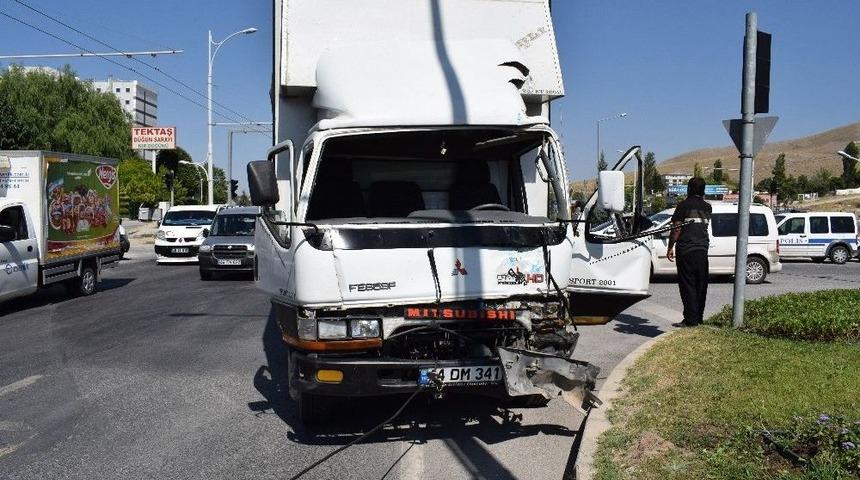 Kamyon Kırmızı Işıkta Bekleyen Ara&ccedil;ların Arasına Daldı
