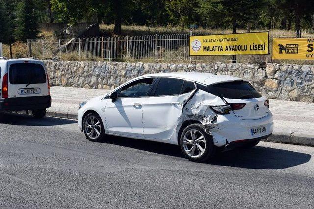 Kamyon Kırmızı Işıkta Bekleyen Araçların Arasına Daldı