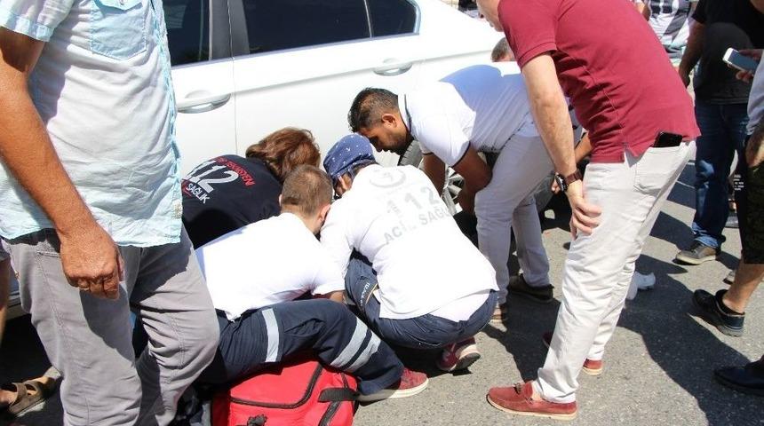 Motosiklet Park Halindeki Otomobilin Altına Girdi: 1 Yaralı