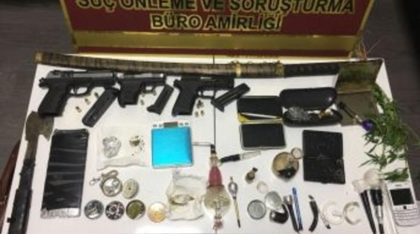 Polisten Uyuşturucu Tacirlerine Baskın: 4 G&ouml;zaltı