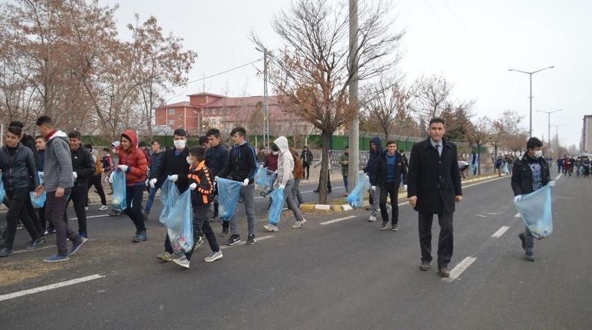 Eleşkirt&rsquo;te &Ouml;ğrencilerden &Ccedil;evre Temizliği