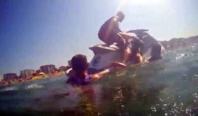 Boğulma Tehlikesi Ge&ccedil;iren Gencin Kurtarılma Anı Su Altı Kamerasına Yansıdı 1