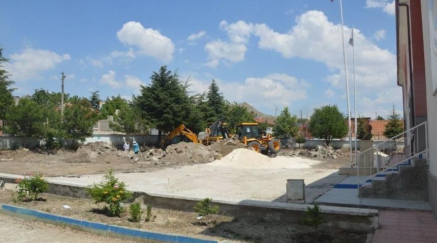 Sivrihisar Belediyesi Hasan Karacalar İlk&ouml;ğretim Okulu&rsquo;nun Bah&ccedil;esini Yenileniyor