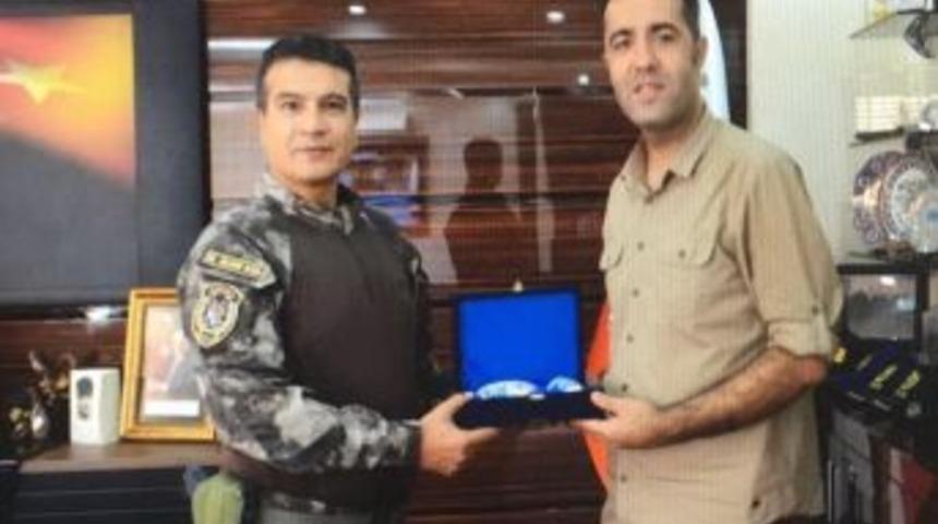 Sırtında İntihar Teşebb&uuml;s&uuml;nde Bulunan Genci Taşıyan Polis &Ouml;d&uuml;llendirildi