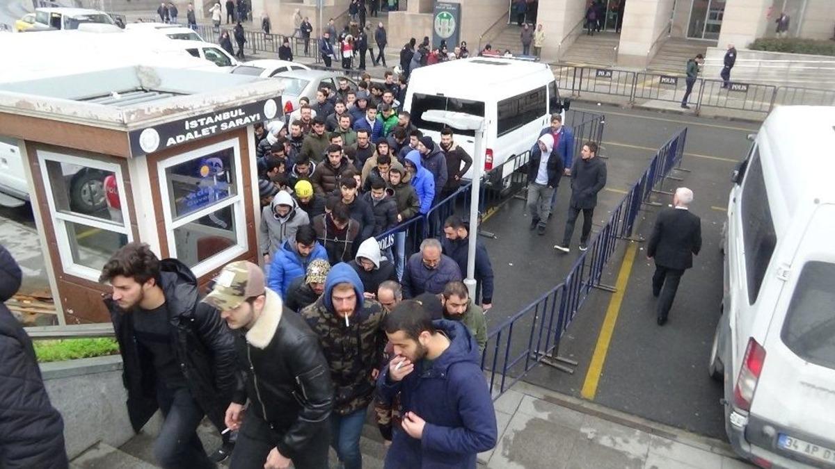 Derbiye Meşale Sokan Taraftarlar, Futbol M&uuml;sabakalarını Seyirden Men Edildi