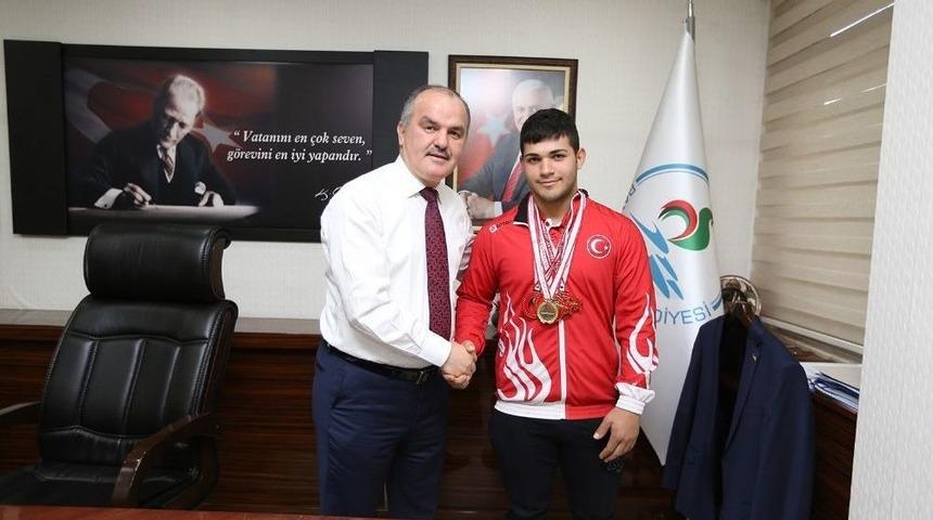 Başkan G&uuml;rlesin T&uuml;rkiye Şampiyonu&rsquo;nu Konuk Etti