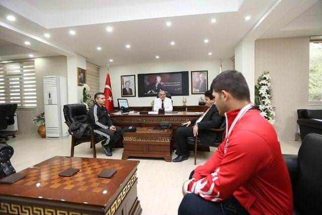 Başkan G&uuml;rlesin T&uuml;rkiye Şampiyonu&rsquo;nu Konuk Etti 1