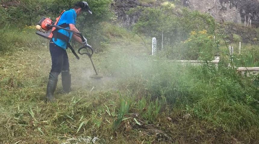 G&uuml;m&uuml;şhane&rsquo;de Mezarlıklar Temizlendi