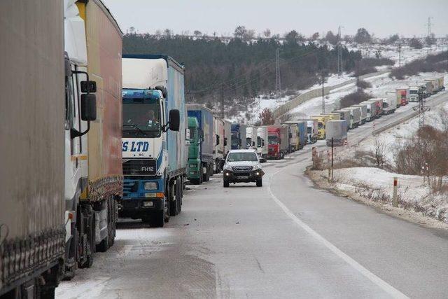 Kuyrukta Bekleyen Tır Şoförlerine Sıcak Çorba İkramı