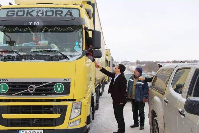 Kuyrukta Bekleyen Tır Şoförlerine Sıcak Çorba İkramı