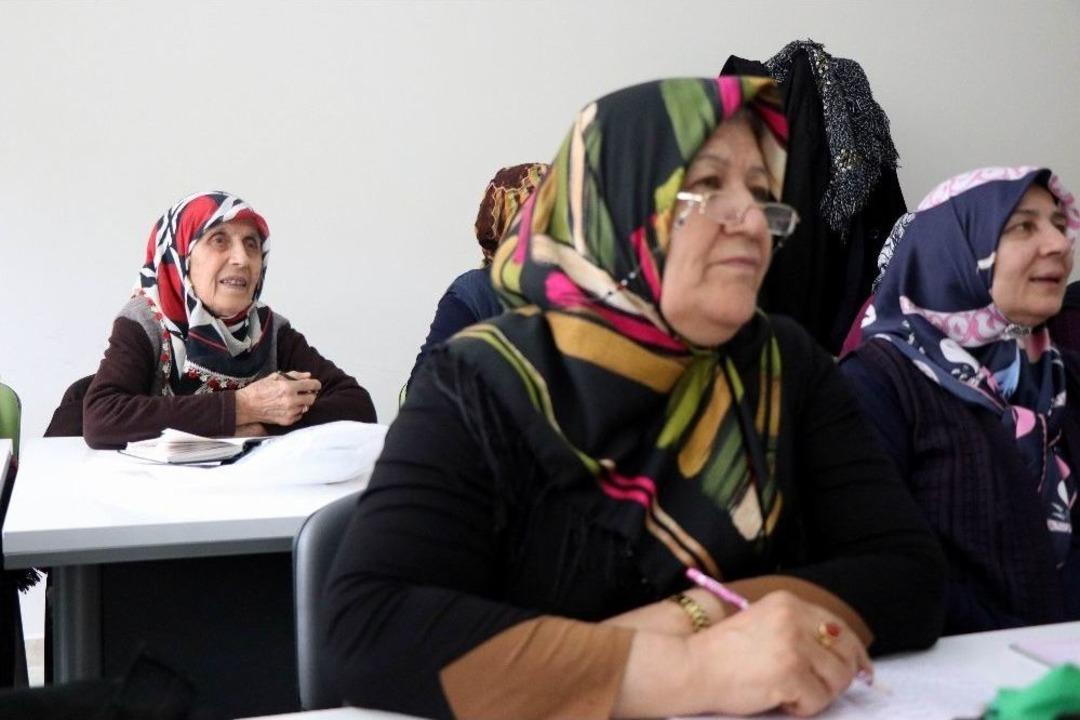 (&ouml;zel Haber) &Ccedil;ocukluğunda İstemediği Okumayı, 86 Yaşında &Ouml;ğreniyor