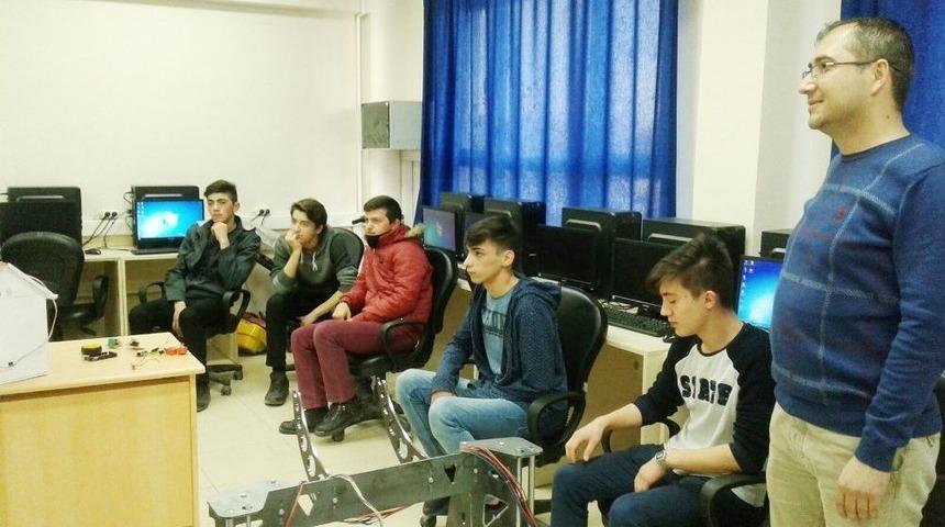 Uşak Sultan Halil Yiğit Mesleki Teknik Anadolu Lisesi&rsquo;nde Robot Kursu A&ccedil;ıldı