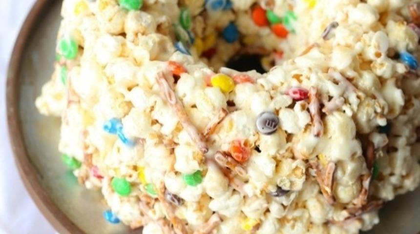 Patlamış Mısır Pastası