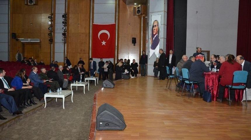 Vali Kam&ccedil;ı Halk Toplantısında Vatandaşları Dinledi