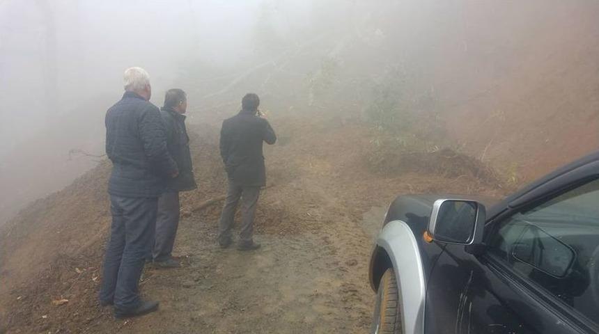 G&uuml;meli Yolundaki Heyelanlar Korkutuyor