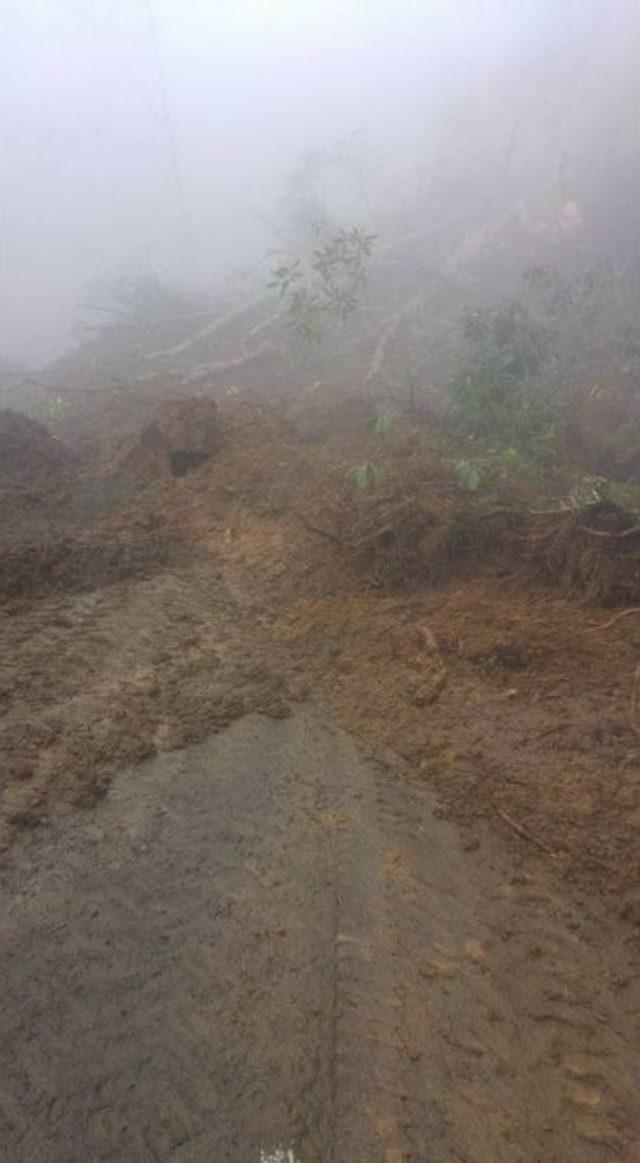 G&uuml;meli Yolundaki Heyelanlar Korkutuyor 1