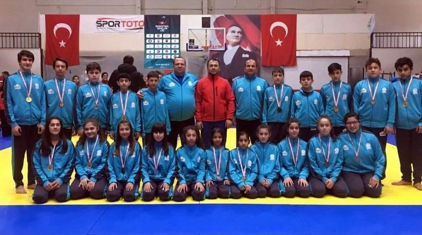 Judo Grup M&uuml;sabakalarına Manisa Damgası
