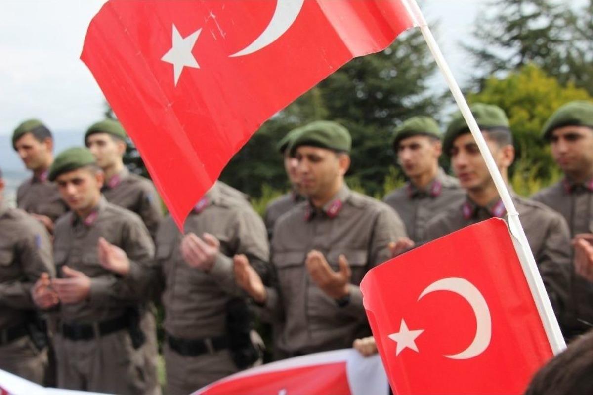 &Ouml;ğrencilerden Askere Moral Ziyareti