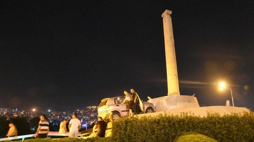 Kontrolden &Ccedil;ıkan Ara&ccedil; Smyrna Anıtı&rsquo;nın Tepesine &Ccedil;ıktı