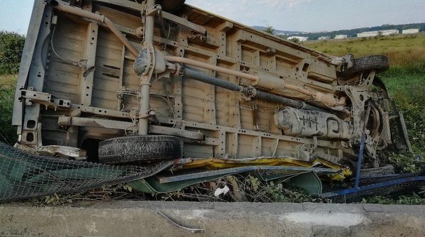 Minib&uuml;s Askeriyeye Girdi: 2 Yaralı