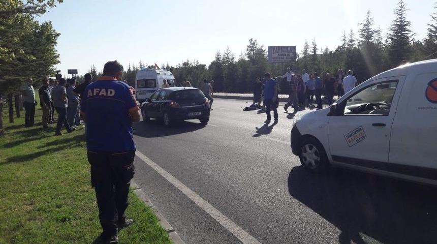 Yolun Karşısına Ge&ccedil;meye &Ccedil;alışan 2 Kişiye Otomobil &Ccedil;arptı