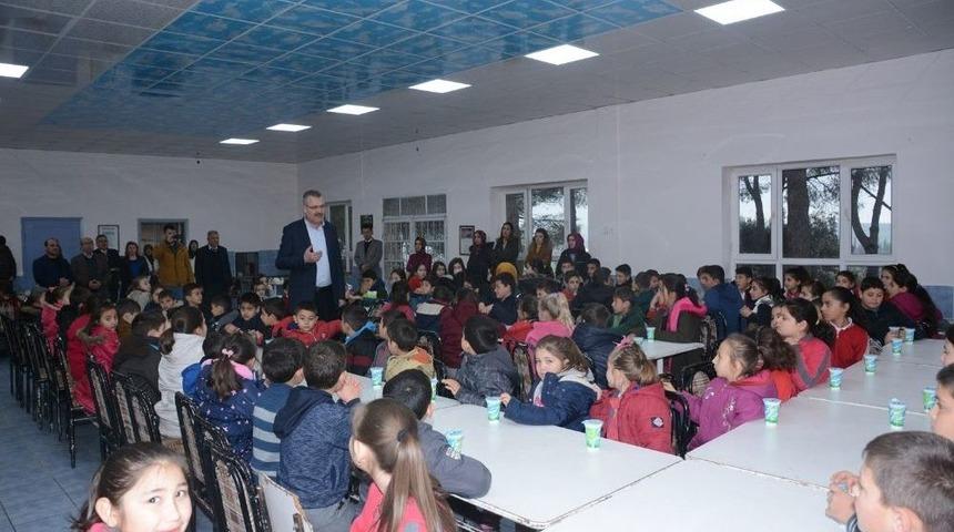 &Ouml;zkan Miniklerle Kitap Okudu