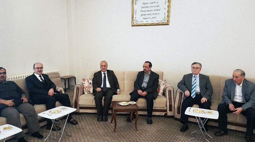 Rekt&ouml;r &Ccedil;omaklı&rsquo;dan K&uuml;lt&uuml;r Eğitim Vakfına Ziyaret